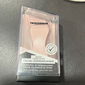 Tweezerman Bright Complexion Facial Dermaplaner